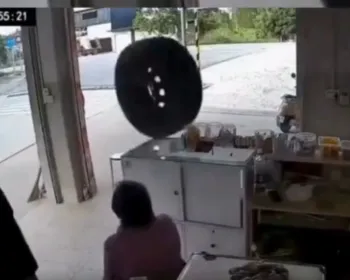 Vídeo: roda de caminhão invade cafeteria e quase atinge clientes