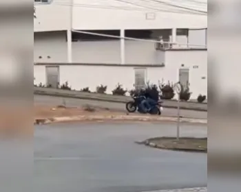 Vídeo: suspeitos roubam moto, tomam tiro, sofrem acidente e são presos