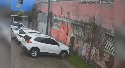 Câmeras flagram muro desabando sobre carros no Centro de Rio Largo; assista!