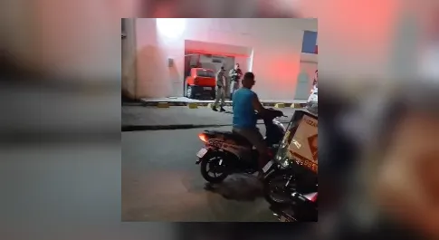 Carro invade agência bancária e motorista foge após quebrar fachada em Atalaia
