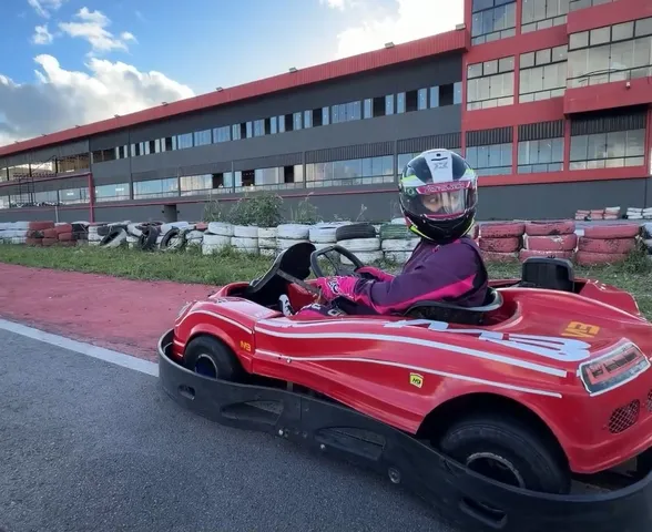 Aos 20 anos, Alice Oliveira faz história e conquista título no kart alagoano