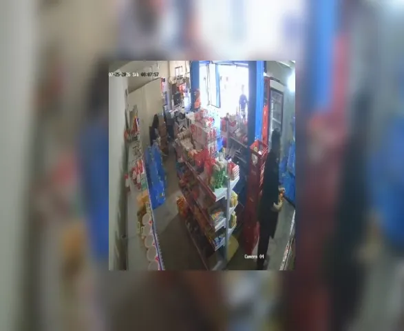 Câmeras registram homem furtando pacotes de café em mercadinho no Tabuleiro
