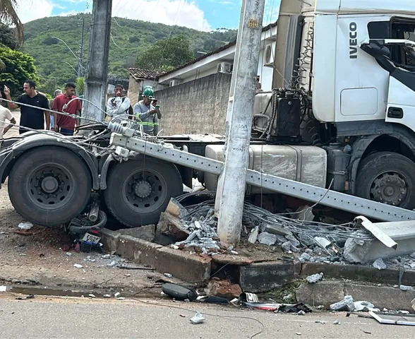 Servidora pública morre atropelada por caminhão em avenida de Palmeira dos Índios
