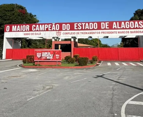 CRB instala fachada de “maior campeão de Alagoas” na entrada do CT após reconhecimento da CBF