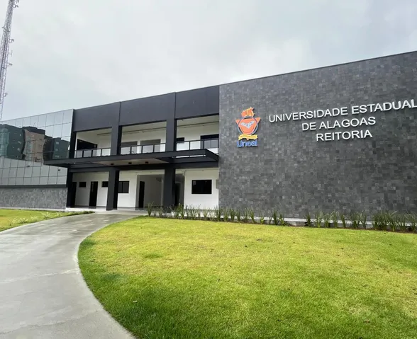 Formandos de 2024 em cursos da Uneal cobram expedição de diploma