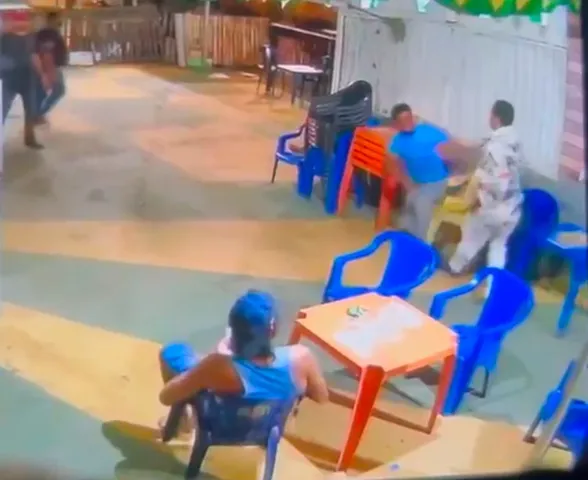 Homem esfaqueia colega em bar e acaba preso ao se esconder em telhado