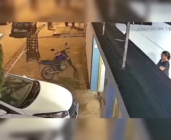 Imagens mostram momento em que idosa é atropelada e morta durante manobra em garagem