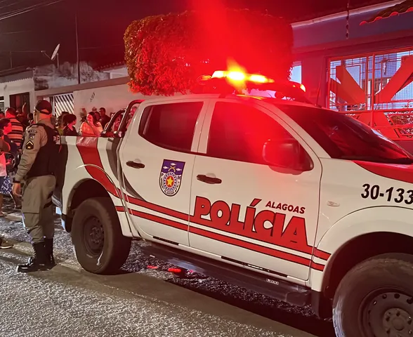 Morador amarra assaltante após invasão a residência e aciona a PM; comparsa fugiu