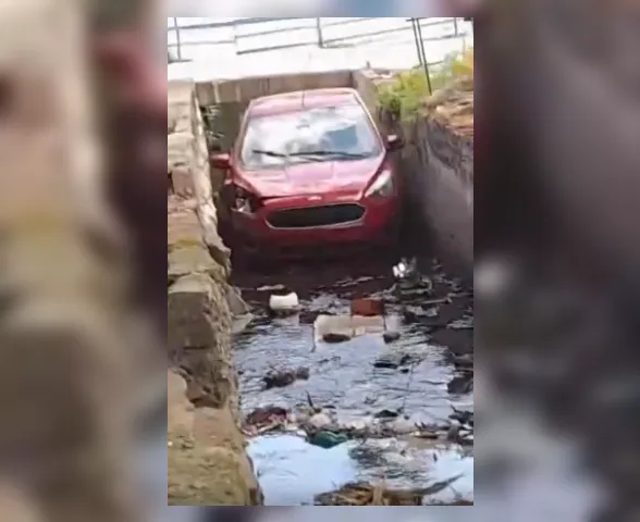 Motorista perde controle da direção e cai em córrego ao fugir de tentativa de assalto