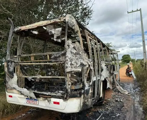 Motorista pula da janela para escapar de ônibus escolar em chamas em Craíbas