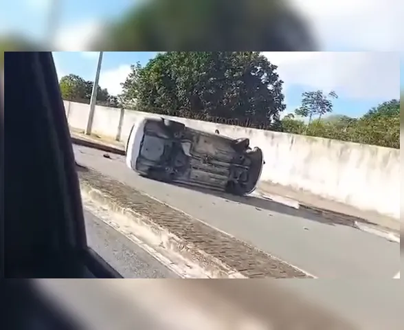 Mulher perde controle do carro, bate em poste e capota veículo no Eixo Quartel