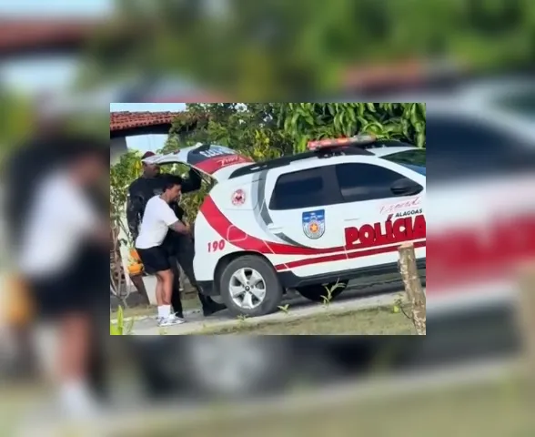 Novas imagens mostram Carlinhos Maia produzindo conteúdo com viatura oficial da PM/AL