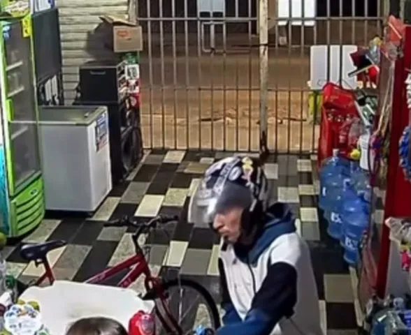 Polícia tenta identificar suspeito de assaltar estabelecimento em plena luz do dia em Arapiraca