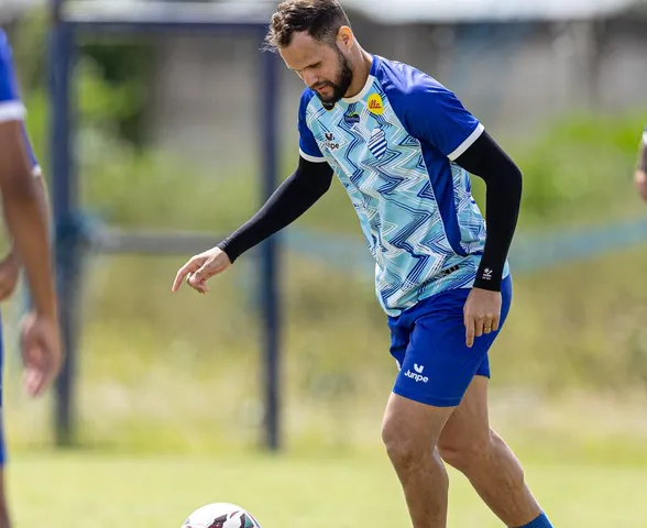 Recém-chegado, Alan James vive expectativa de estrear pelo CSA em jogo decisivo