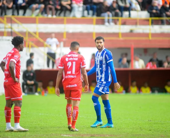 Bola rolando para o segundo tempo de São Luiz x CSA; siga ao vivo na TV Gazeta