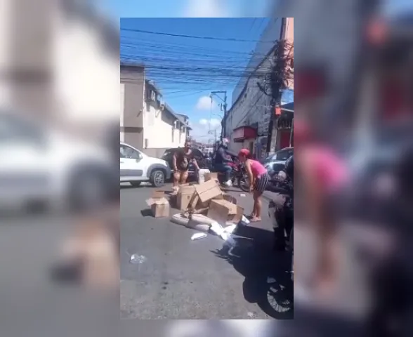 Sem água há 15 dias, moradores do Jacintinho fecham avenida para cobrar fornecimento