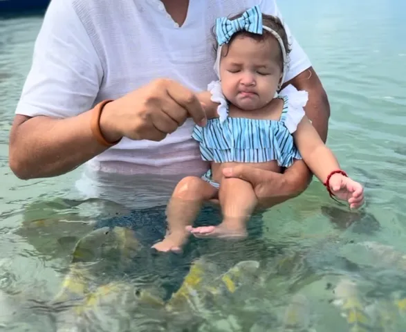 Tom Cavalcante leva a netinha às piscinas naturais da Pajuçara. Veja vídeo