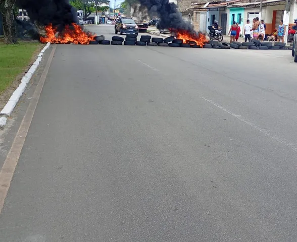 Vídeo: moradores bloqueiam avenida no Vergel do Lago em protesto