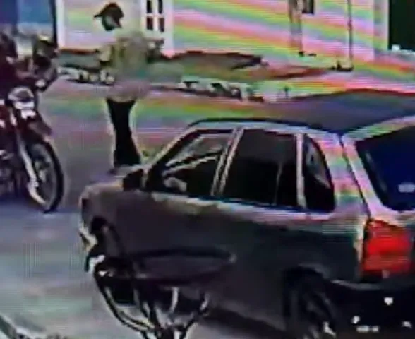 Vídeo mostra momento em que casal é rendido por criminosos armados e tem moto roubada