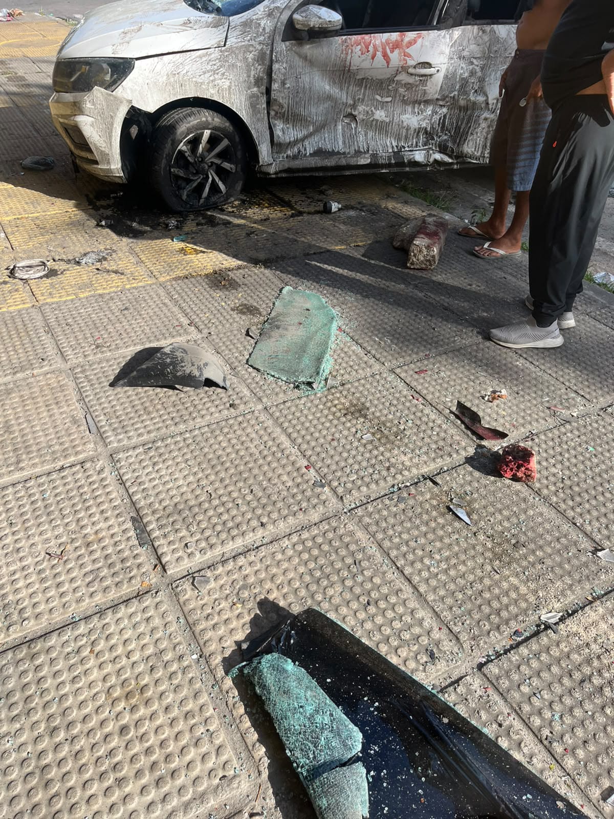 Alta velocidade e pedradas: motorista é agredido por populares após atropelar adolescente no Vergel