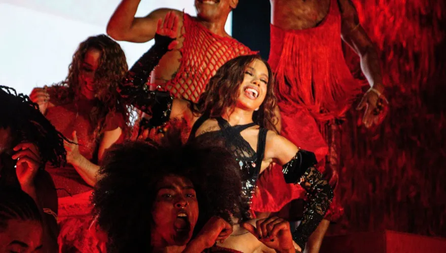 Vídeo: Anitta 'incorpora' no palco em SP e provoca reações na web