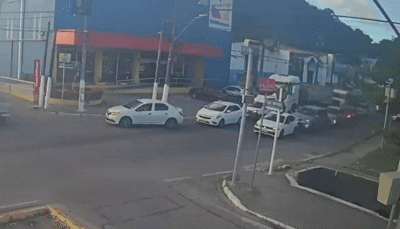 Câmera flagra exato momento de colisão que deixou quatro feridos na Cambona