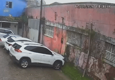 Câmeras flagram muro desabando sobre carros no Centro de Rio Largo; assista!