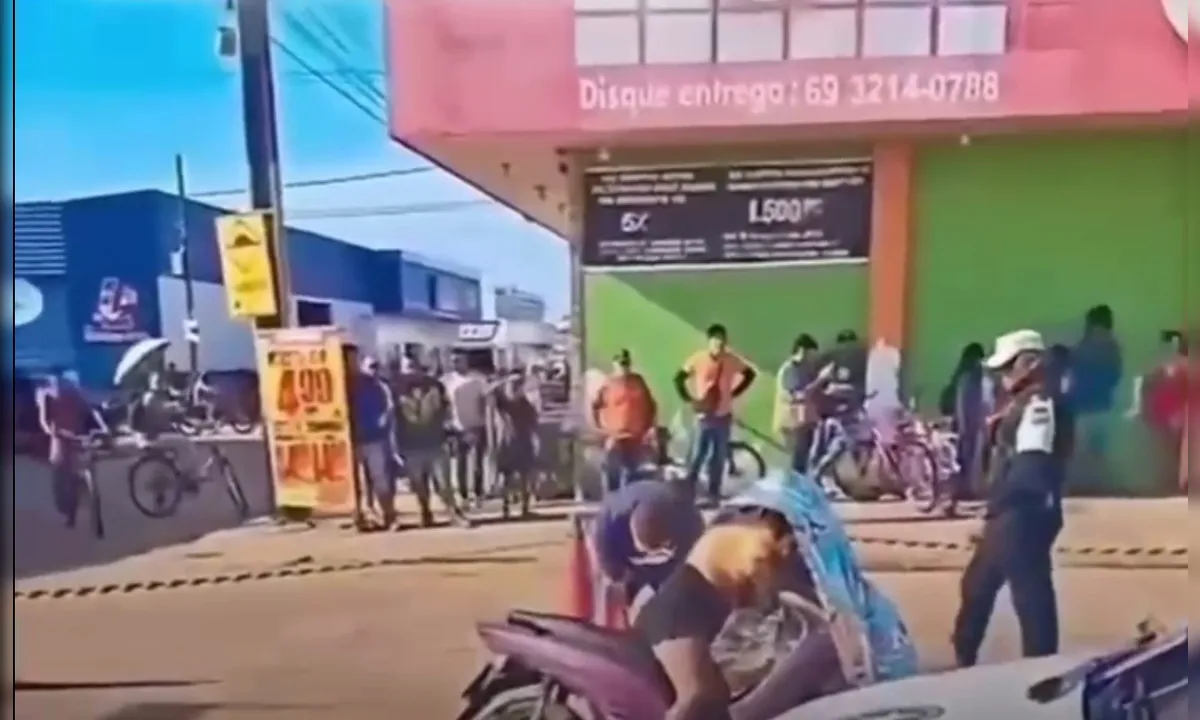 Câmeras mostram que mulher achada morta em pé sobre moto foi atingida por carro