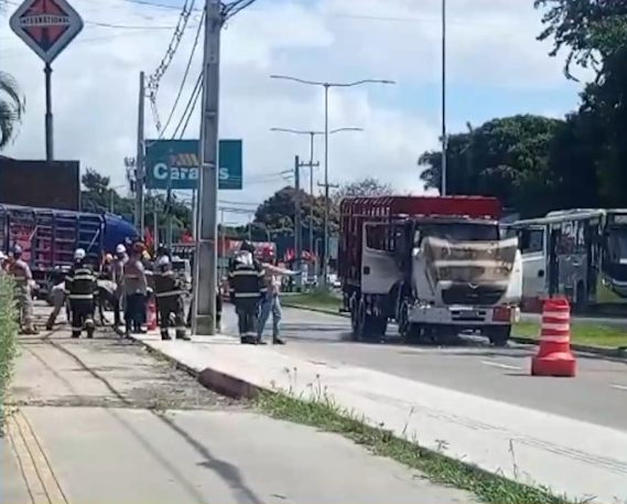 Caminhão carregado com botijões de gás pega fogo em avenida de Maceió