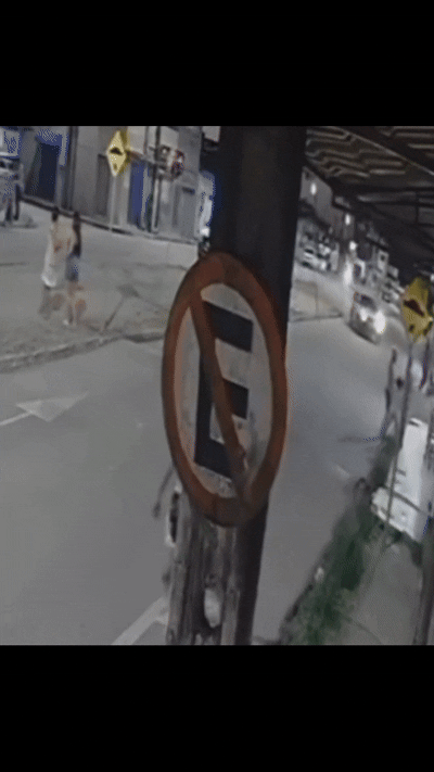 Vídeo: carro desgovernado quase atropela pedestres antes de bater em mercadinho