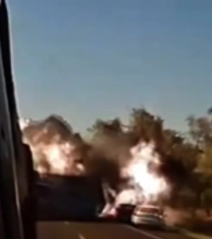 Colisão entre carretas causa explosão e deixa quatro mortos