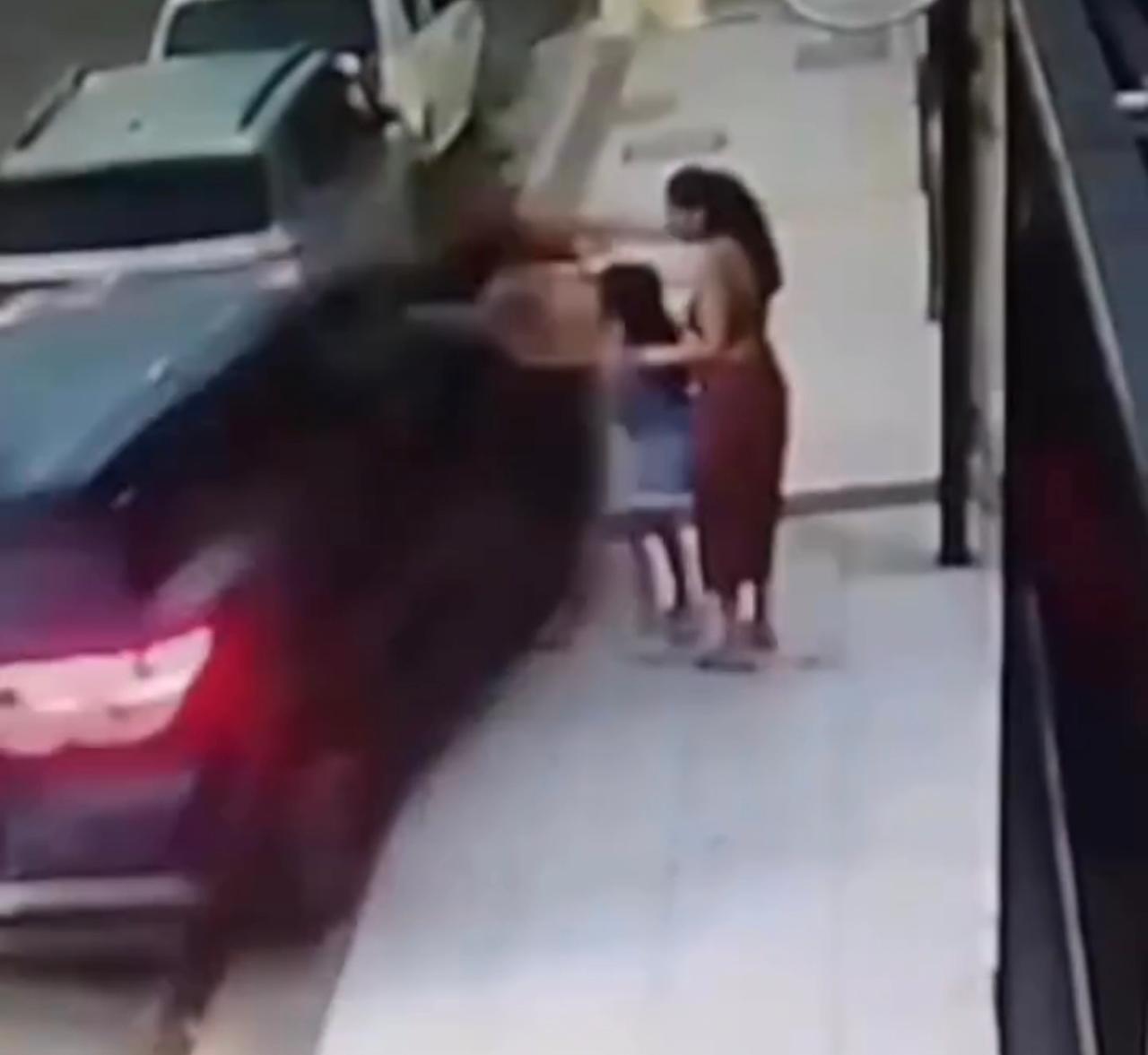 Condutora perde controle de veículo e atinge mãe que estava com criança no colo em calçada