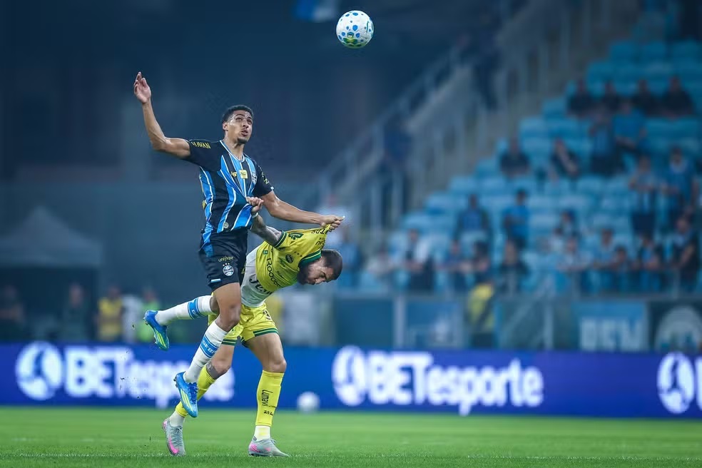 Ex-CRB, Wallace marca primeiro gol pelo Grêmio e ajuda time gaúcho a vencer o São Paulo