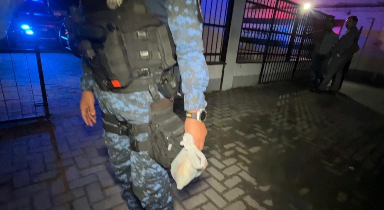 Denúncia de tráfico termina com drogas, dinheiro e facas apreendidos em Maceió