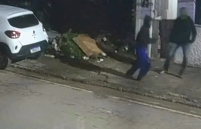 Homens armados e chutes na porta: câmeras flagram assassinato de adolescente em Murici