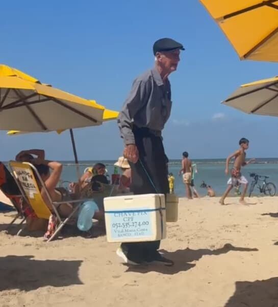 Idoso vende pudins em praia da para pagar exames: "Precisava e não tinha dinheiro"