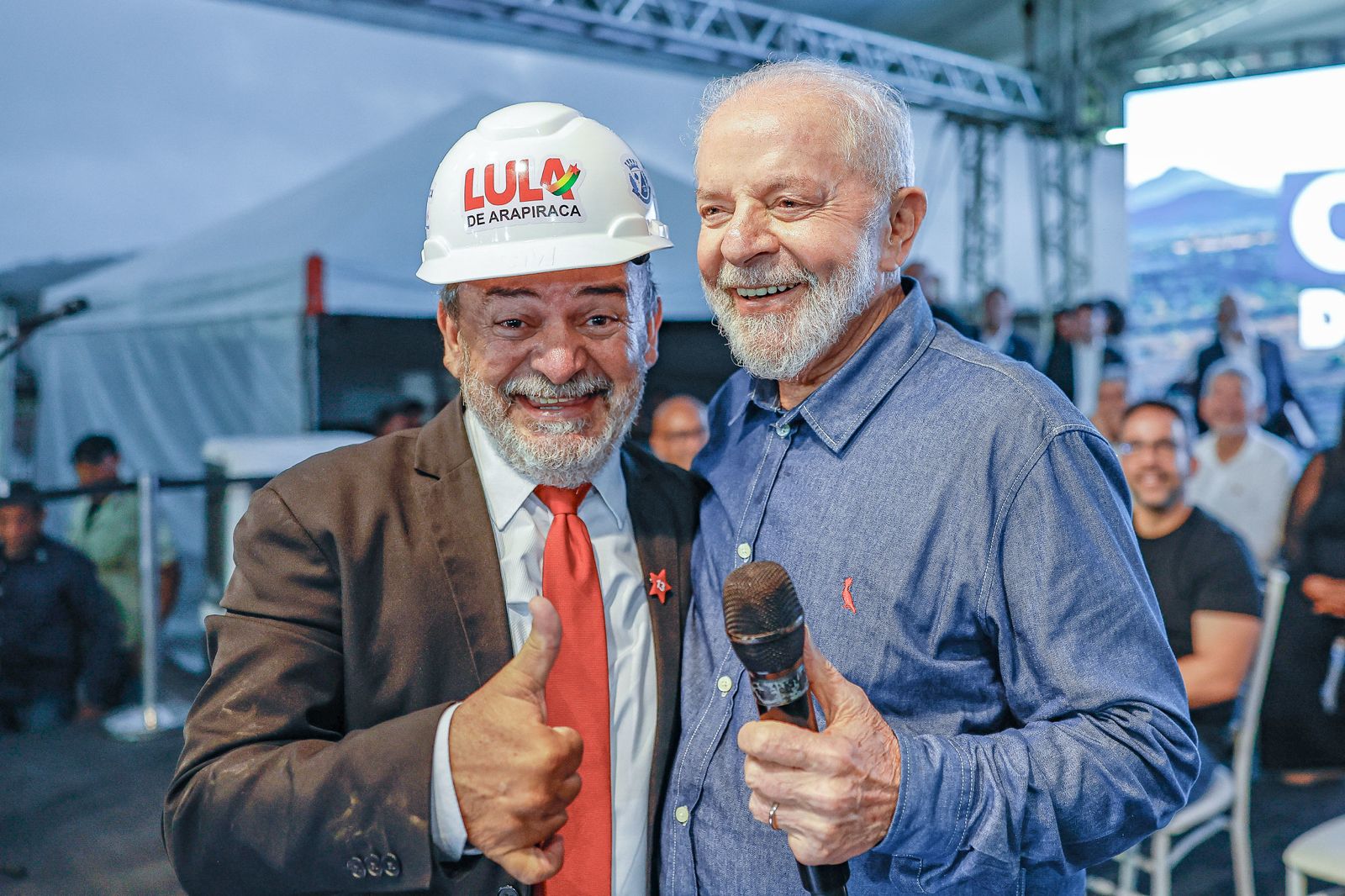 ‘Lula de Arapiraca’ é levado à delegacia suspeito de danificar gramado no Lago da Perucaba