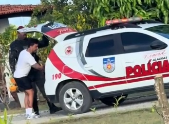 Novas imagens mostram Carlinhos Maia produzindo conteúdo com viatura oficial da PM/AL