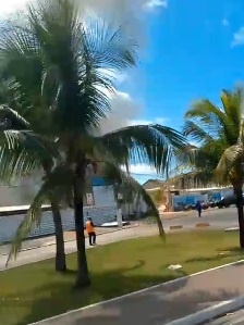 VÍDEO: Máquina pega fogo após explosão durante abastecimento em obra no Jaraguá