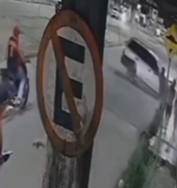 Vídeo mostra carro atravessando pista e quase atropelando pedestres antes de bater em mercadinho na região metropolitana de Maceió