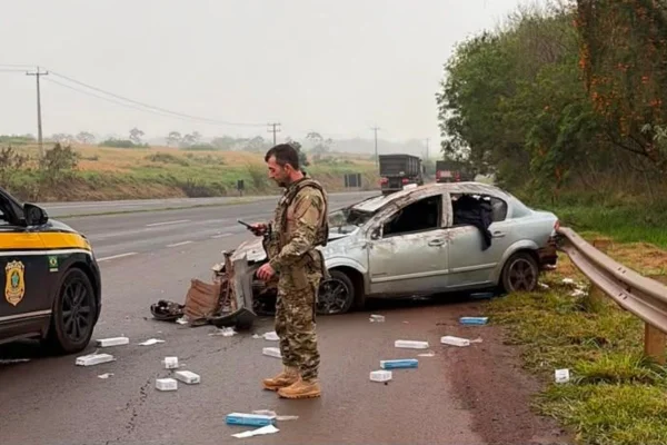 Vídeo: motorista capota ao fugir da PRF e tem carga de contrabando apreendida