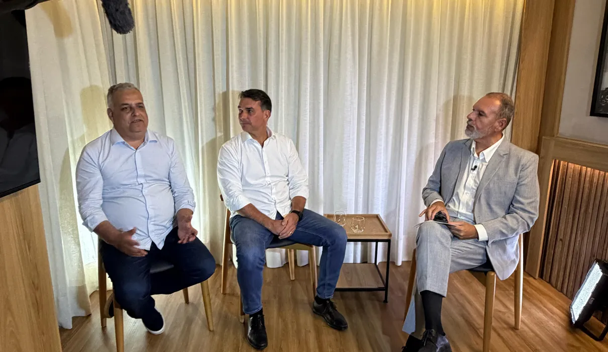 Vídeo: À TV Gazeta, Flávio e Alfredo prometem manter Bolsa Família e enfrentar facções