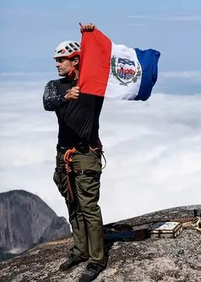 Alagoano conquista topo de montanha de 2 mil metros após escalada no Rio de Janeiro