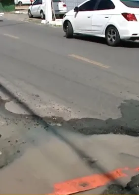 Buracos preocupam motoristas e moradores na Avenida Getúlio Vargas