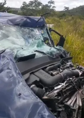 Caminhão que transportava combustível tomba após colisão com carro em Maceió
