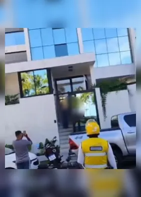 Cancelamento de pedido mobiliza grupo de entregadores em frente a condomínio na Ponta Verde