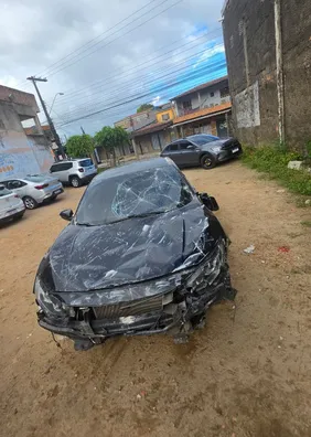 Carro derruba muro de condomínio na Santa Amélia; dois homens fugiram após abandonar veículo