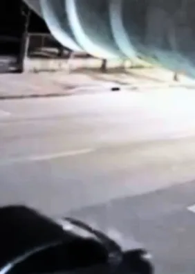 Criança se jogando da bicicleta para escapar de carro desgovernado