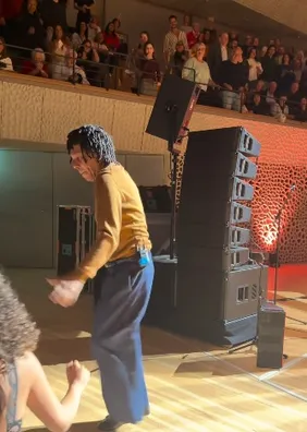 Djavan 'invade' a plateia, dança com fãs e leva o groove alagoano para a Europa