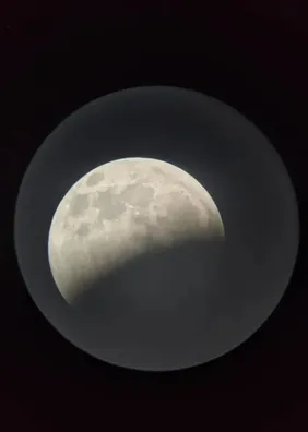 Eclipse lunar é visto pelo Brasil: veja as melhores imagens do fenômeno raro que é destaque no céu noturno